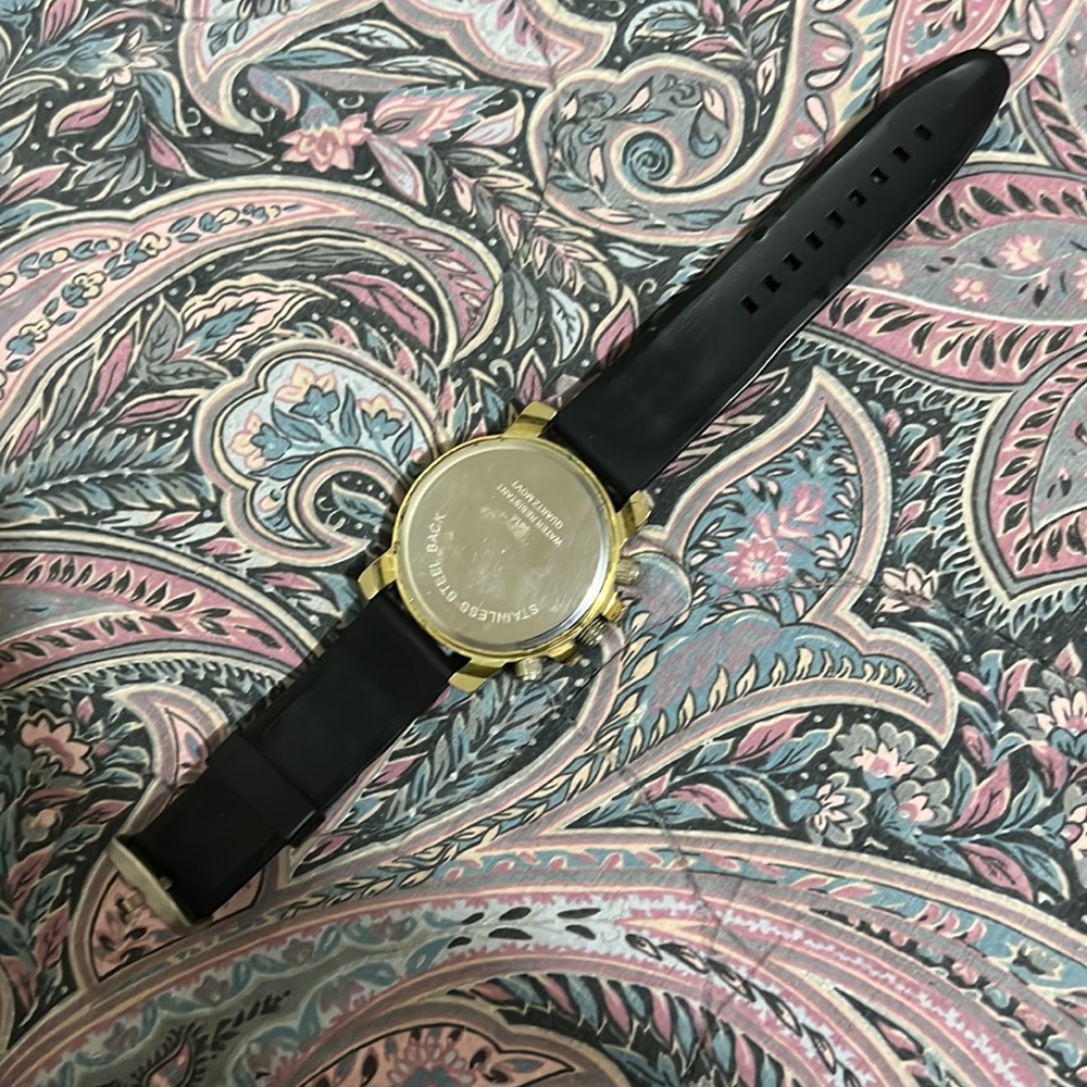 It’s a gold watch with diamond on it - Picture 5 of 5